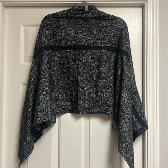 EUC Lululemon Vinyasa Wrap Scarf Snaps Arm Holes Black Gray O/S - Picture 3 of 3